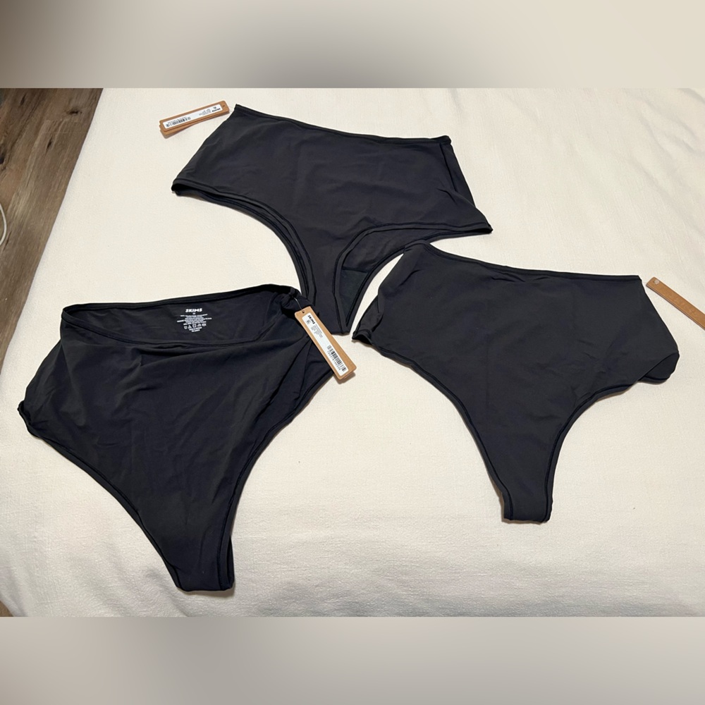 Skims high-waisted thong 2X - 3 pairs never worn NWT